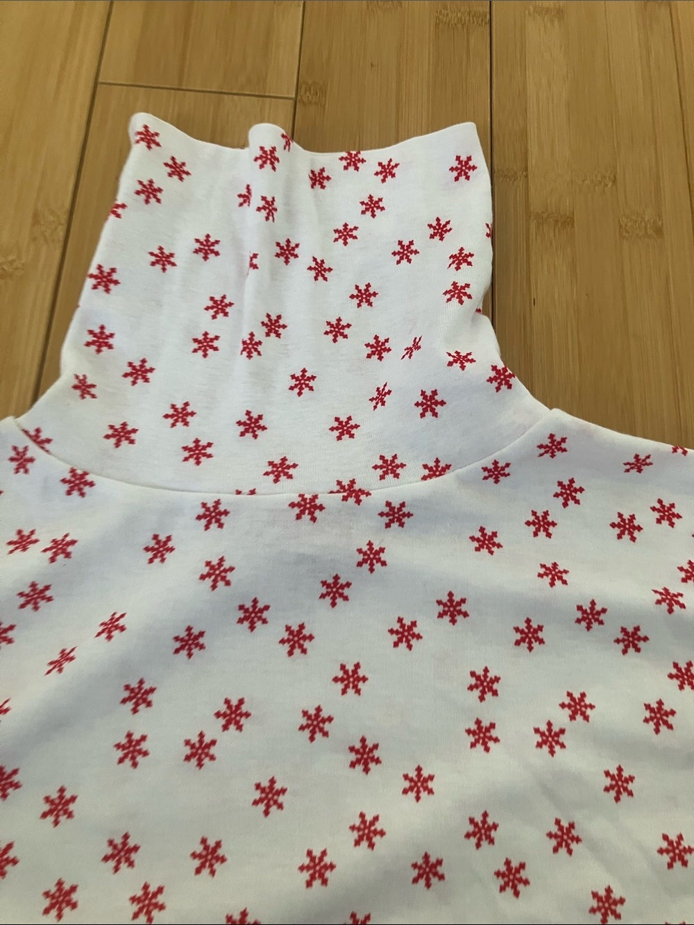 Women’s White Mock Neck Top with Red Daisy Print - Picture 4 of 10